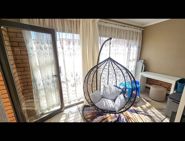 2 BEDROOM SIMPLEX FOR SALE IN MOOIKLOOF RIDGE
